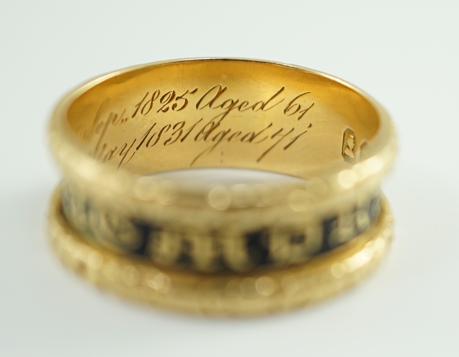 A George IV 18ct gold and black enamel 'In Memory Of' mourning band, with carved scroll border